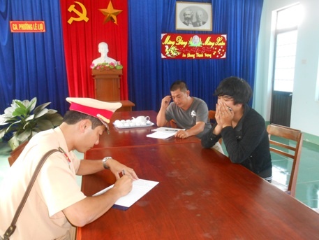 Nam sinh tong canh sat giao thong bat tinh hinh anh