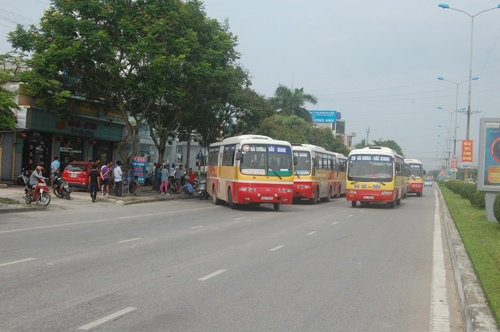 20 xe buyt dan hang chan doi thu, khach hoang so hinh anh
