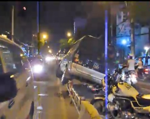 Xe bien xanh bay len dai phan cach giua pho Sai Gon hinh anh