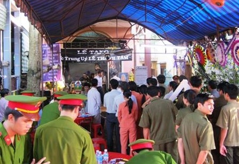 Nhung canh sat hy sinh giua thoi binh hinh anh