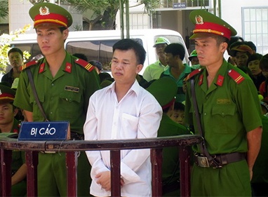 Con nhau xin, dung bua ta dap dau cha khoc truoc toa hinh anh