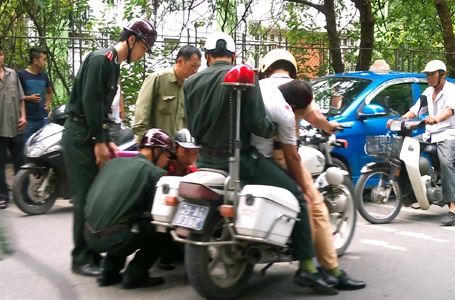 CS 141 dung xe chuyen dung ho tong cho co gai gap nan hinh anh