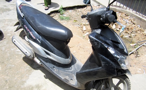 Nam thanh nien bi ban nhau cuop do hinh anh