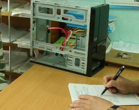 Gia cong an vao truong hoc tim du lieu may tinh hinh anh