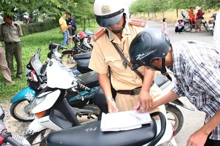 CSGT duoc lap chot tai mot diem trong vong 90 phut hinh anh