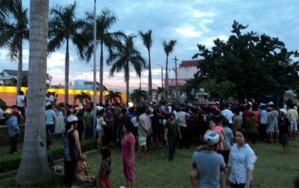 Nguoi dan ong chet loa the duoi dai phun nuoc hinh anh