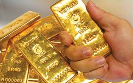 Tiem vang lon bi khoang sach trong dem hinh anh