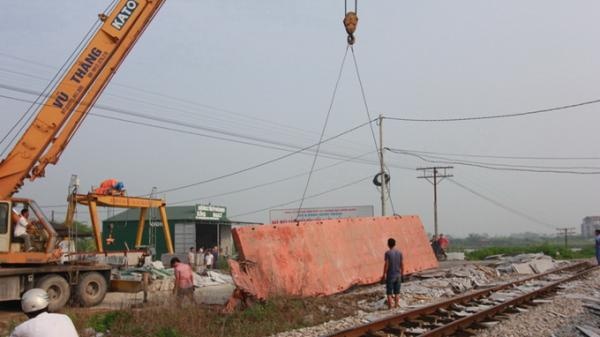 Va cham voi tau hoa, xe romooc tan tanh hinh anh