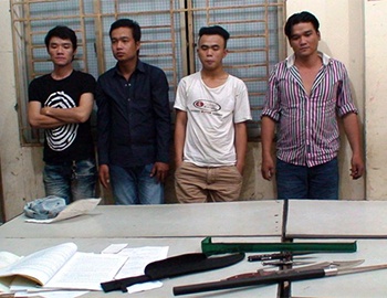 Hang tram nguoi bi tam giu vi giat do cung hinh anh