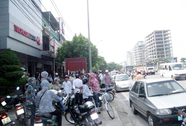 Bao ve chet loa the tai tru so ngan hang hinh anh