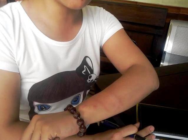 Khach du lich bi nhan vien hang luu niem danh o Van Mieu hinh anh