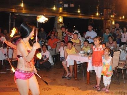 Noi lo mua lua tren tau hinh anh