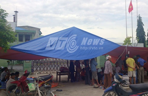 Phu nu va tre em lap 'chien luy', danh keng bao vay nha may hinh anh