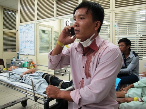 Hai phu huynh bat ngo bi cat co truoc cong truong hinh anh