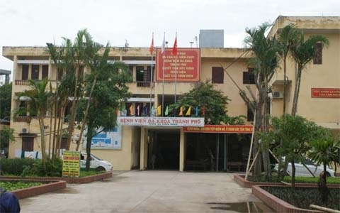 San phu suyt can luoi chet vi vien thong bao bi HIV hinh anh