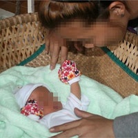 Thieu nu 13 tuoi bat coc tre hon 1 thang tuoi hinh anh