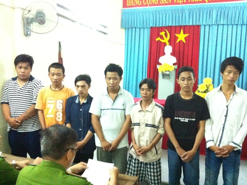 ‘Hot’ nhom thanh nien mang ma tau di truy sat hinh anh