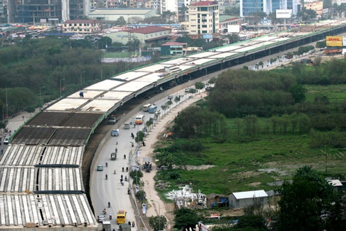 Lam 5 km duong tren cao tu cau Vinh Tuy den Nga Tu So hinh anh