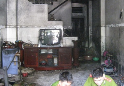Nha tro chay giua khuya, hang chuc nu sinh keu cuu hinh anh