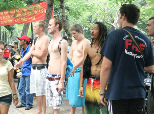 Canh sat ke chuyen ‘quan Tay ba lo’ hinh anh