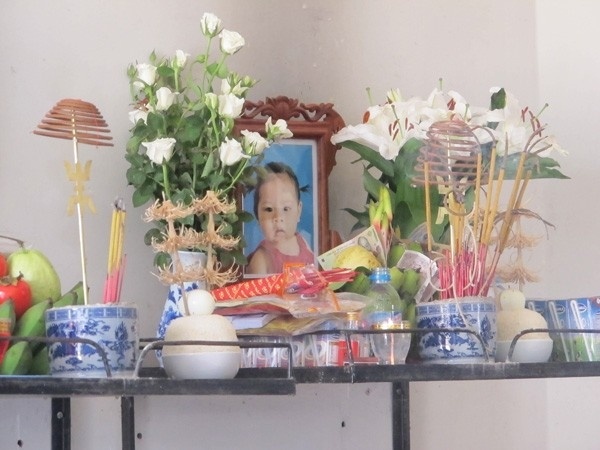 Be 1 tuoi chet tuc tuoi sau gan 2 ngay di mau giao hinh anh