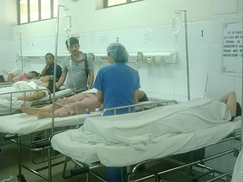 Nhieu du khach nhap vien sau khi an com ga, mi Quang hinh anh