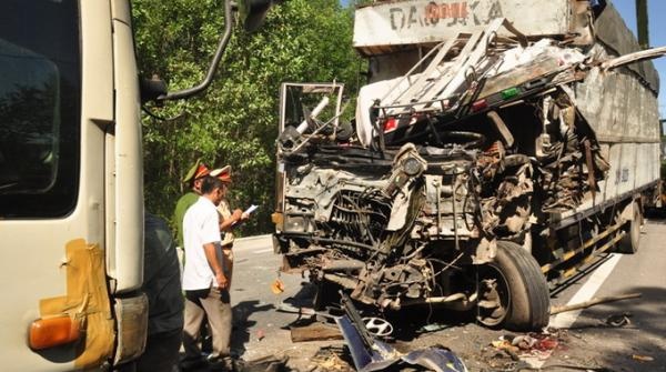 Tai nan lien hoan giua 3 xe tai, cay cabin cuu tai xe hinh anh