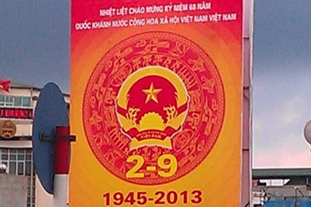 Pano chao mung 2/9 ghi sai ten nuoc hinh anh