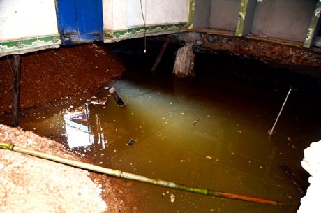 Hố sụt lún trong nhà ông Bùi Bá Thành.