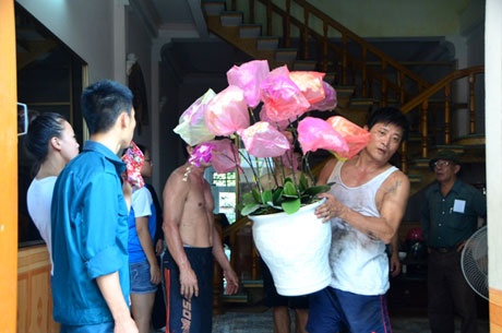 Các hộ dân chuyển đồ đạc đến nơi ở tạm.