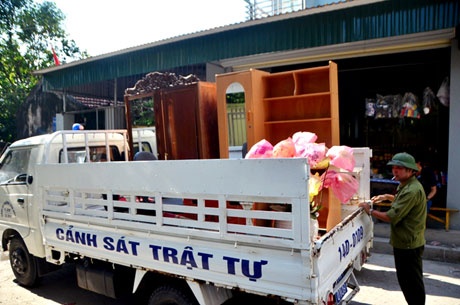 Lực lượng chức năng vận chuyển đồ giúp người dân.