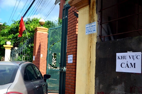 Lực lượng chức năng đã thông báo khu vực cấm để đảm bảo an toàn cho người dân.