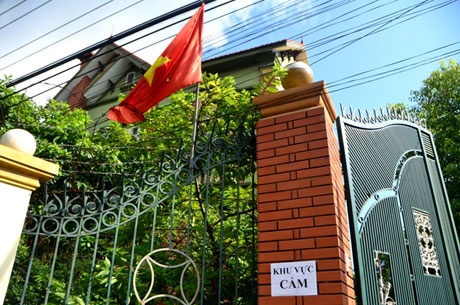 Ngay cả gia đình trong ngôi biệt thự kiên cố này cũng phải di dời.