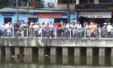 Clip dan do xem xac chet loa the tren kenh Nhieu Loc hinh anh