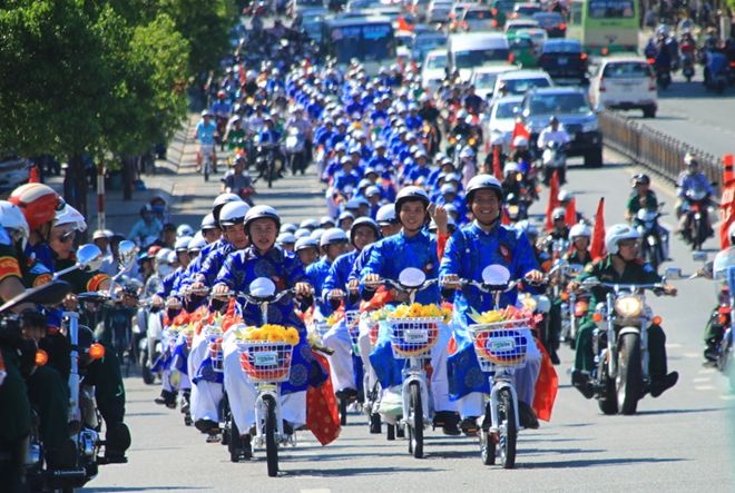 100 doi ruoc dau tren xe dap dien trong ngay Quoc khanh hinh anh