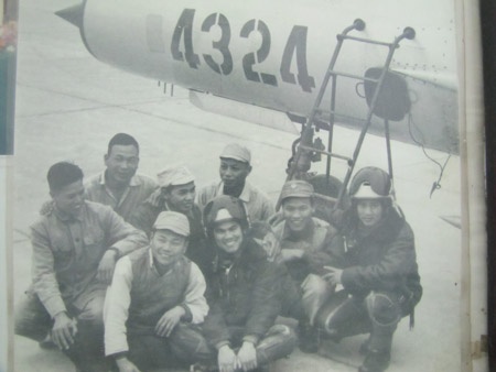 Ong hoi tham va ky uc lai may bay dua tien Bac hinh anh