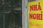 Vao nha nghi cung ‘ban gai’, cu ong 81 tuoi bi cuop vang hinh anh