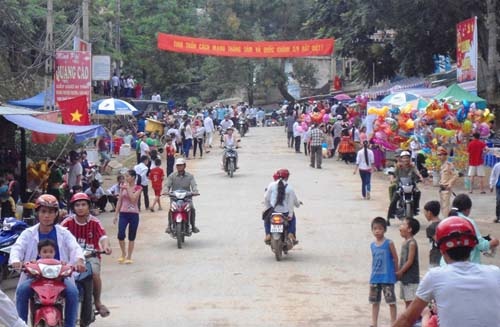 Tet Doc lap cua nguoi Mong vung bien hinh anh