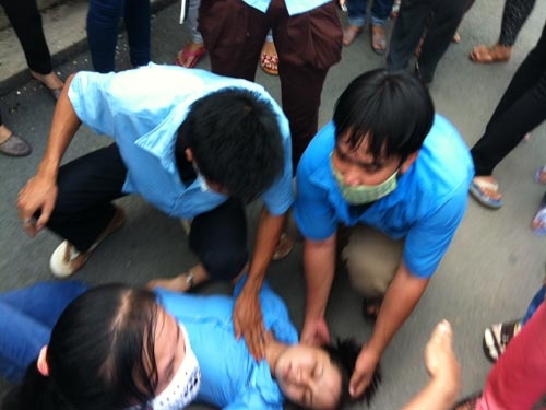 Cong nhan bi chich dien vi ngung viec tap the hinh anh