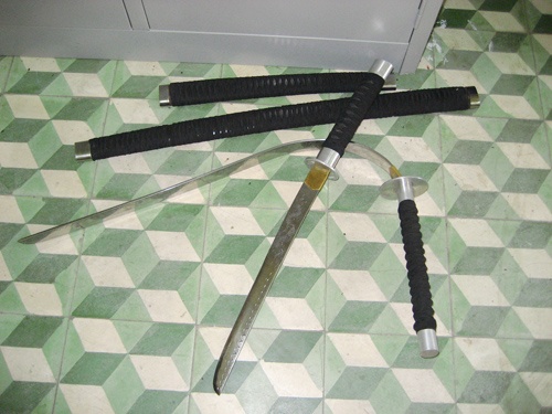 Viet kieu mang 2 thanh dao ve nuoc lam qua hinh anh