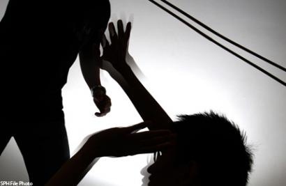 Sinh vien bi chu no giam long, danh dap hinh anh