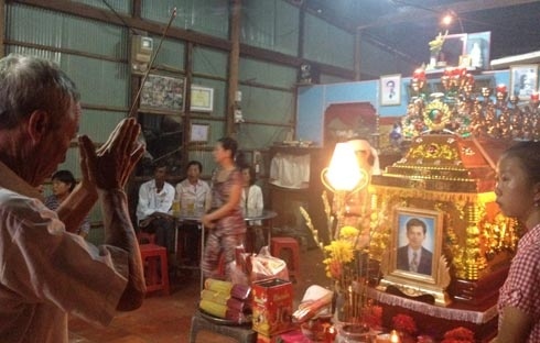 Con gai giam doc cuu nhan vien chet tham khoc doi cha hinh anh