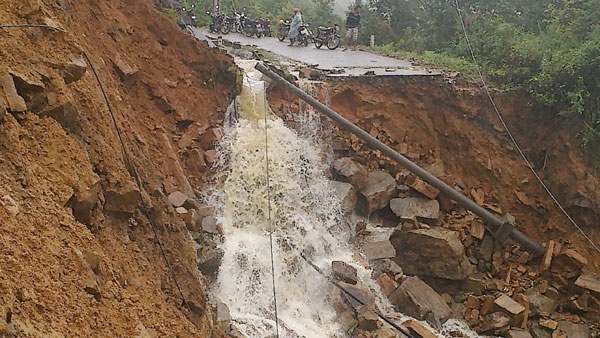 Tim thay 7 nguoi tu vong sau khi lu cuon troi khu tap the hinh anh