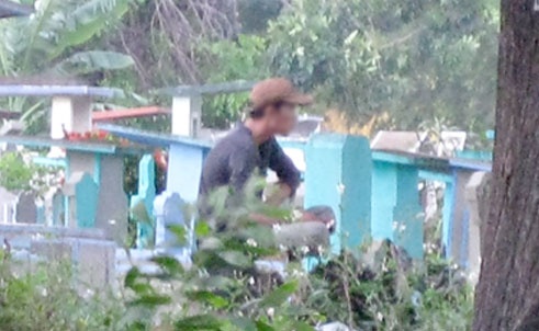 Nghe chuc nguoi tham mo o nghia trang Binh Hung Hoa hinh anh
