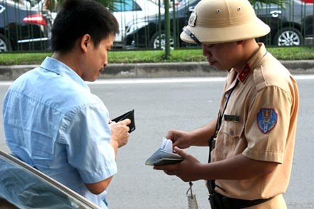 Ba bo dong tinh phat xe khong chinh chu hinh anh