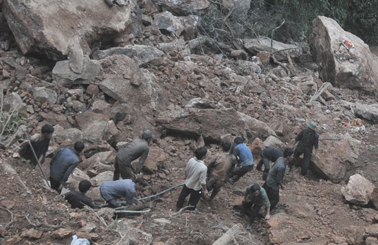 Sat nui, 2 nguoi chet, hang chuc nguoi bi thuong va mac ket hinh anh