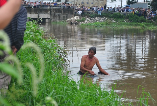 Hang chuc nguoi dung luoi vot thi the nu sinh tu tu hinh anh