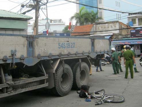 Xe tai can chet mot giao vien quoc tich My hinh anh