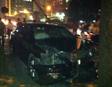 Camry bi 'che' doi dau khi tong vao goc cay hinh anh