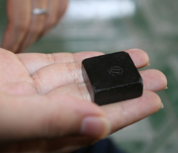 Be 3 tuoi thung ruot do nam cham hinh anh